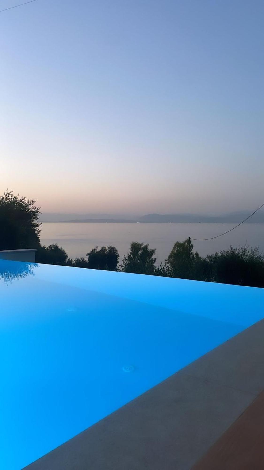 Veroniki Penthouse Deluxe Apartment Agios Ioannis Peristerion Exterior photo